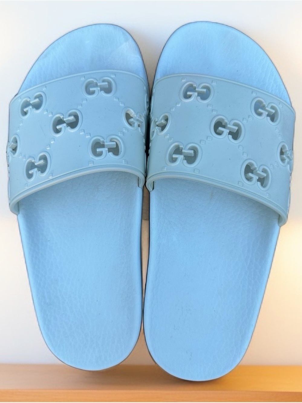 Authentic Gucci White GG Embossed Slide Sandals - Picture 2 of 15